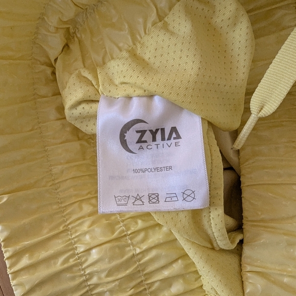 Zyia Active Fizzy Lemon Bubbles Hi-Rise Bomber Athletic Shorts - Picture 2 of 10